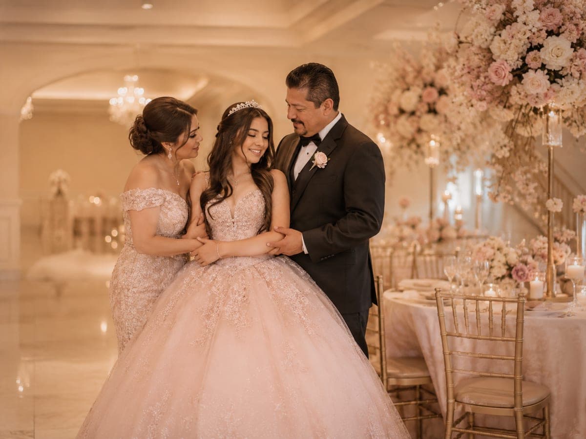 Quinceañera con vestido de gala celebrando con su familia
